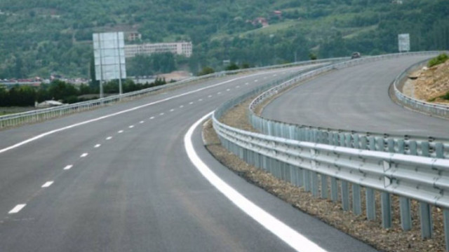 Паднала вишка блокира движението по магистрала Марица съобщиха от АПИ